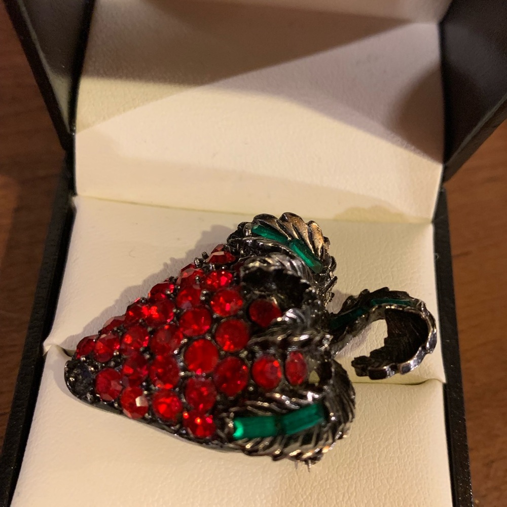 Vintage, Pell strawberry brooch - Picture 2 of 3